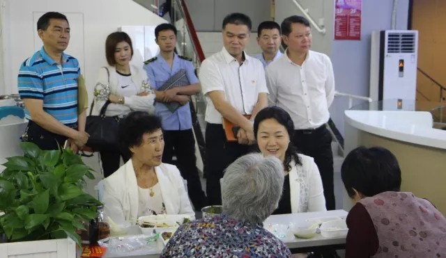 廣州市(shì)白(bái)雲區(qū)多(duō)名領導攜百名養老(lǎo)工(gōng)作(zuò)者，考察調研好(hǎo)孝心社區(qū)居家(jiā)養老(lǎo)創新養老(lǎo)模式