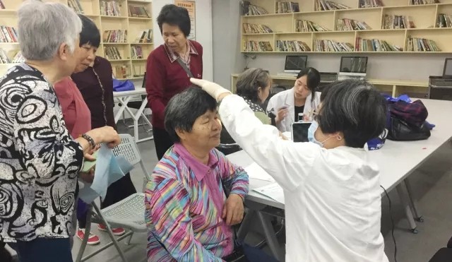 “呵護長(cháng)者眼睛”好(hǎo)孝心攜手眼科(kē)醫(yī)院，展開(kāi)大(dà)型白(bái)內(nèi)障社區(qū)義診活動