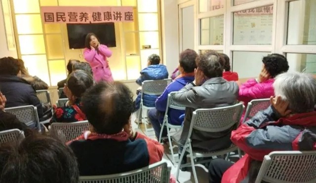 黃(huáng)石居家(jiā)養老(lǎo)服務中心營養講座圓滿舉辦，好(hǎo)孝心為(wèi)您開(kāi)啓健康養生(shēng)知(zhī)識大(dà)門(mén)！