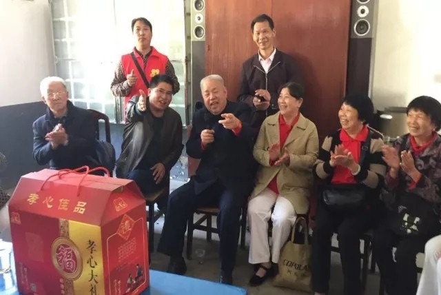 重陽敬老(lǎo)暖人(rén)心系列報(bào)道(dào)｜好(hǎo)孝心真情慰問(wèn)敬老(lǎo)院，廣州軍區(qū)司令大(dà)贊好(hǎo)！