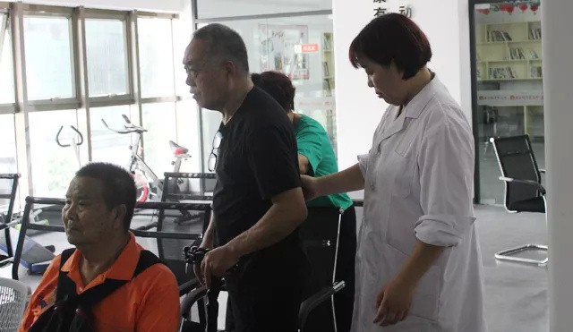 “科(kē)學養生(shēng)，活出精彩”健康講座進社區(qū)，溫情關愛(ài)老(lǎo)年(nián)人(rén)