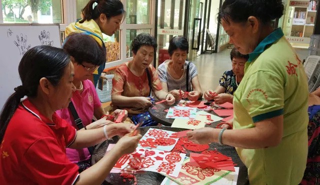 巧手生(shēng)花(huā)，妙趣天成——高(gāo)爾夫示範點初辦剪紙(zhǐ)活動樂(yuè)人(rén)心！