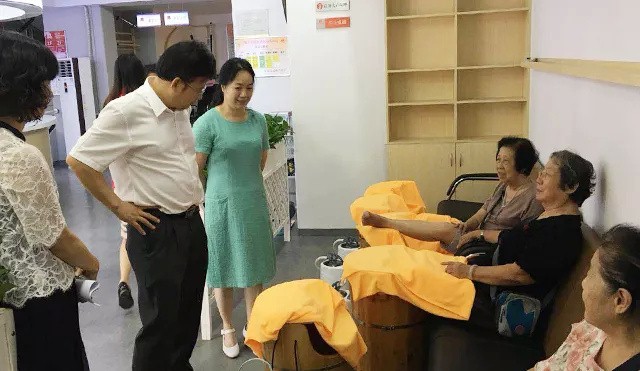 貫徹落實養生(shēng)結合理(lǐ)念， 黃(huáng)石社區(qū)居家(jiā)養老(lǎo)中心獲廣州市(shì)民(mín)政局局長(cháng)肯