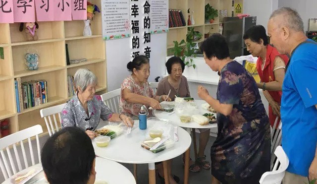 貫徹落實養生(shēng)結合理(lǐ)念， 黃(huáng)石社區(qū)居家(jiā)養老(lǎo)中心獲廣州市(shì)民(mín)政局局長(cháng)肯