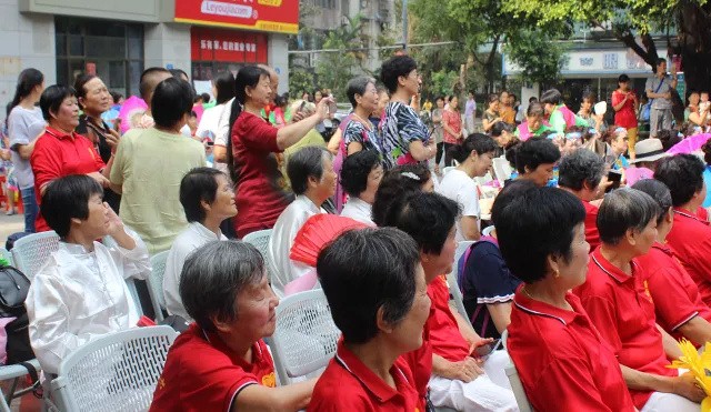 黃(huáng)石街(jiē)社區(qū)的(de)迎國(guó)慶文(wén)藝彙演節目這(zhè)麽精彩！