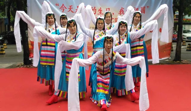 黃(huáng)石街(jiē)社區(qū)的(de)迎國(guó)慶文(wén)藝彙演節目這(zhè)麽精彩！