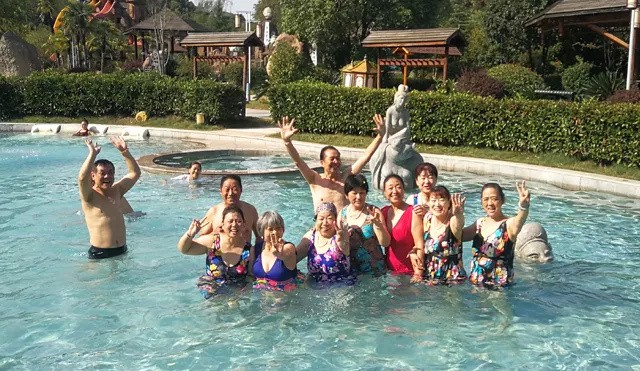 泡溫泉、篝火(huǒ)晚會(huì)、愛(ài)心健步行(xíng)，這(zhè)才是(shì)重陽敬老(lǎo)節的(de)正确打開(kāi)方式