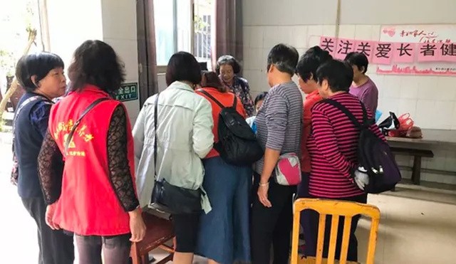 天氣在逐漸變冷(lěng)，因為(wèi)他(tā)們，整個(gè)街(jiē)道(dào)暖暖的(de)！