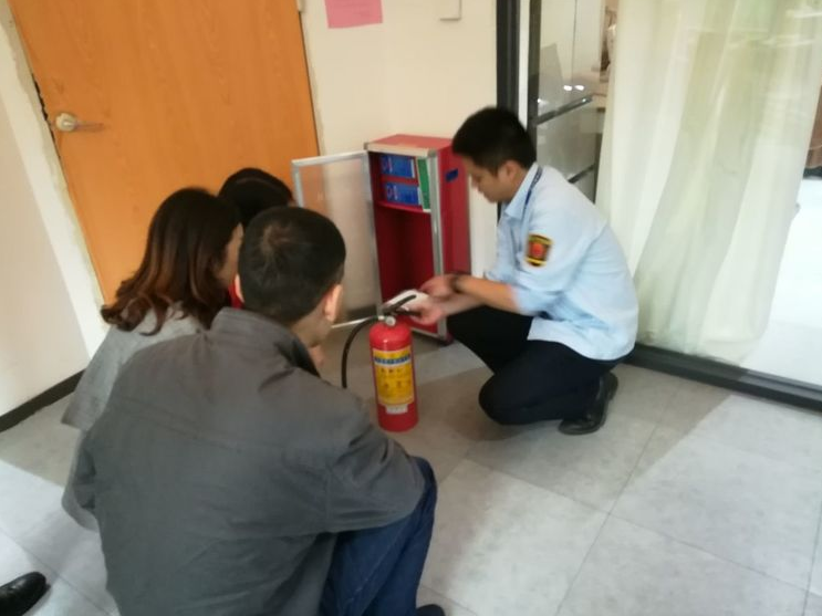 區(qū)民(mín)政局對(duì)黃(huáng)石社區(qū)居家(jiā)養老(lǎo)服務設施安全生(shēng)産進行(xíng)專項檢查