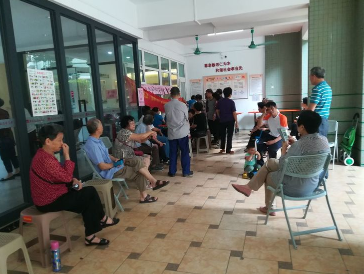 “關愛(ài)居民(mín)，健康衛生(shēng)進社區(qū)”義診活動