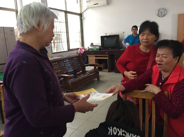 黃(huáng)石街(jiē)社區(qū)居家(jiā)養老(lǎo)中心舉行(xíng)“關愛(ài)居民(mín)，健康衛生(shēng)進社區(qū)”義診活動