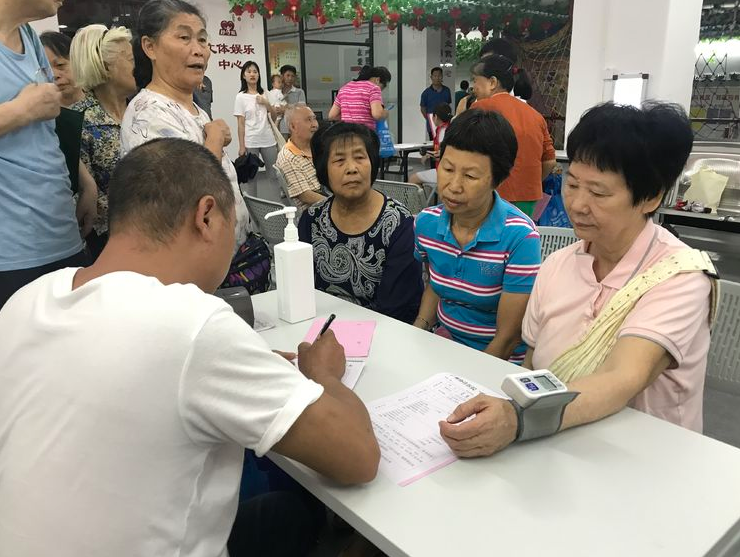 【黃(huáng)石街(jiē)】“眼睛健康從(cóng)我做(zuò)起”白(bái)內(nèi)障義診進社區(qū)活動