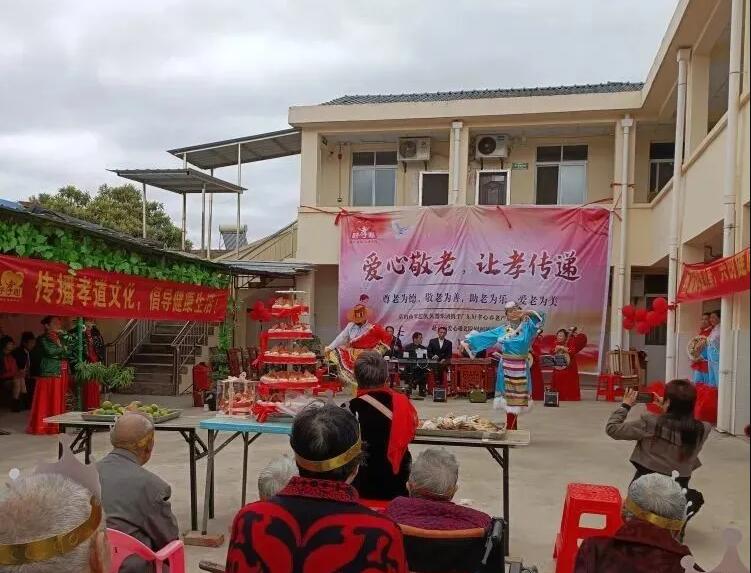 京山(shān)市(shì)琴藝久久器(qì)樂(yuè)團攜手好(hǎo)孝心公司赴愛(ài)心敬老(lǎo)院慰問(wèn)演出