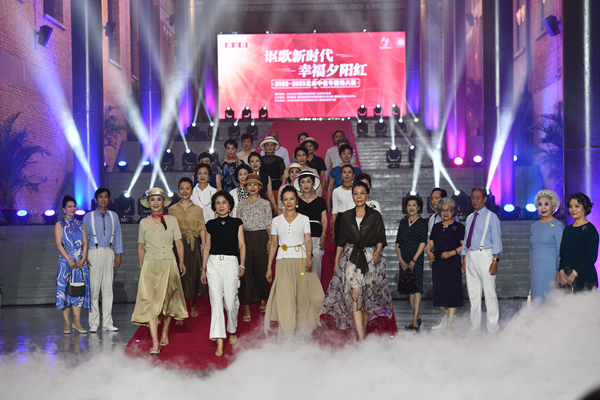 北(běi)京中老(lǎo)年(nián)模特大(dà)賽舉行(xíng) 12支隊伍一(yī)展“銀(yín)發風(fēng)采”