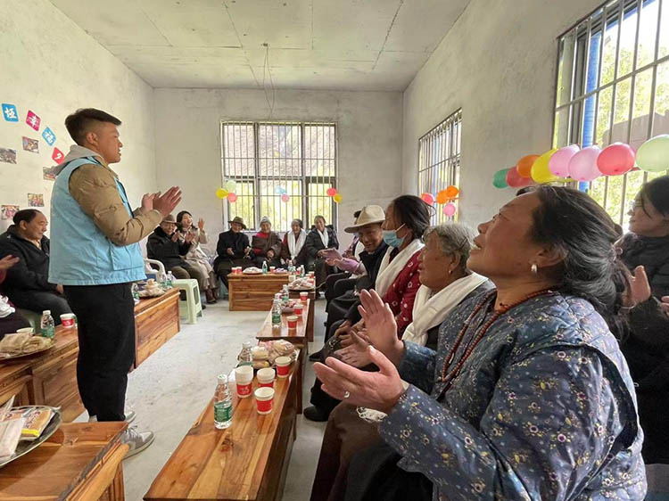 養老(lǎo)服務站(zhàn)為(wèi)甘孜德格老(lǎo)人(rén)提供貼心服務