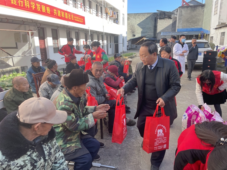 縣政協“愛(ài)心”服務志(zhì)願分(fēn)隊到(dào)湯泉鄉(xiāng)敬老(lǎo)院開(kāi)展愛(ài)心義診及送溫暖活動