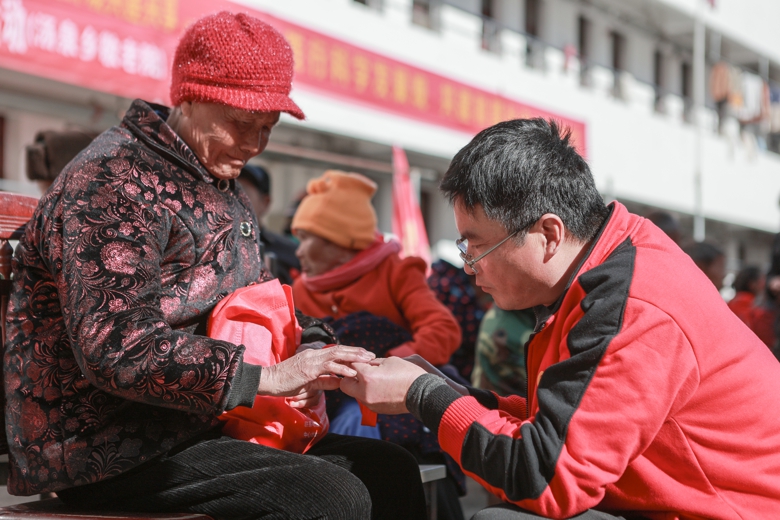 縣政協“愛(ài)心”服務志(zhì)願分(fēn)隊到(dào)湯泉鄉(xiāng)敬老(lǎo)院開(kāi)展愛(ài)心義診及送溫暖活動